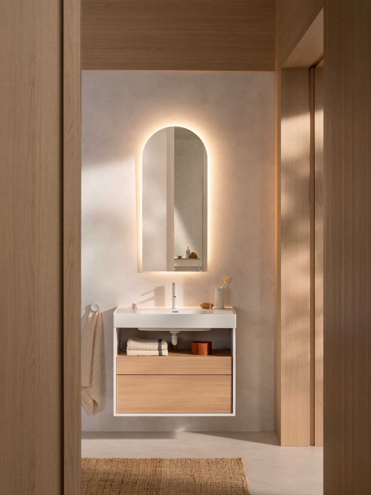 È dotato di due cassetti con chiusura soft-close e ripiano a giorno il mobile lavabo sospeso New-Meridian di Roca in finitura White/Alder. Realizzato in resina melamminica, ha divisori interni e sifone salvaspazio incluso. È compatibile con il lavabo vanity. Misura L 80 × P 46 × H 56,5 cm. Prezzo 810 euro. www.roca.it